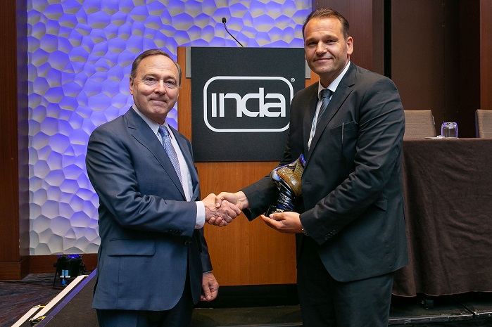 Helmut Lauterbach, Kelheim Fibres, receives the WoW Innovation Award from INDA President Dave Rousse. © INDA
